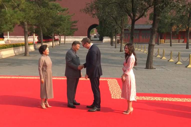 Impresivna scena iz Pekinga: Vučić rame uz rame sa svetskim liderima na paradi kod Sija (FOTO)