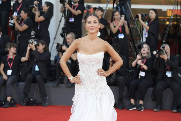 Haljina je belo savršenstvo, a ona lepša nego ikada: Srpkinja na crvenom tepihu na Mostri (FOTO)