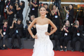 Haljina je belo savršenstvo, a ona lepša nego ikada: Srpkinja na crvenom tepihu na Mostri (FOTO)