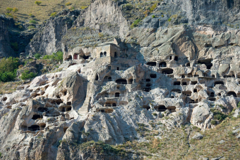 Neverovatni prizori iz prašume: „Kameni zubi“ koji izranjaju iz šume i čuda ispod površine (FOTO)