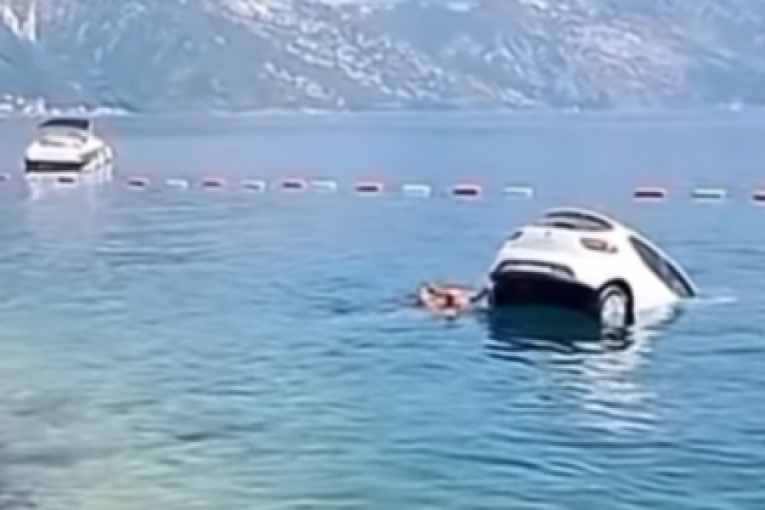 Kako je završio ovde? Snimak automobila u moru postao viralan - "Ne smete tu parkirati!"
