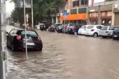 Nevreme napravilo haos u Kragujevcu: Poplavljene ulice, vozači zarobljeni u bujici! (VIDEO)
