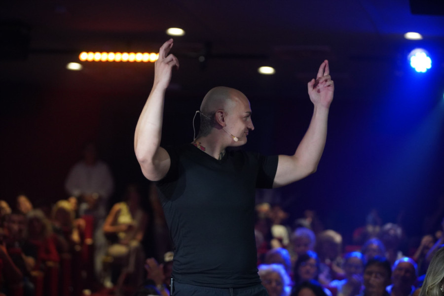 "Iznabadam ga, bajo!" Desingerica šokirao izjavom o veštačkoj inteligenciji: Odmah se posvađam!