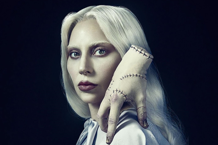 Na groblju prepunom jezivih lutaka: Lejdi Gaga objavila stravičan spot za drugu sezonu serije "Sreda" (VIDEO)