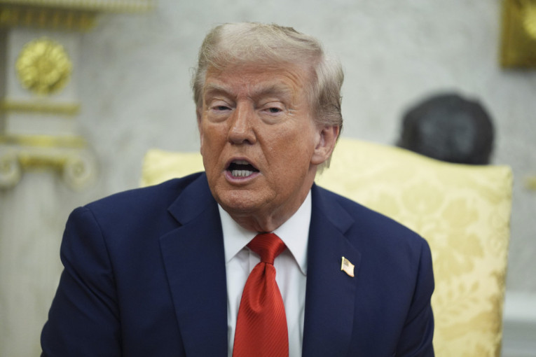 Šta to Tramp drži u ustima?! Šokantna fotografija izazvala spekulacije! (FOTO)