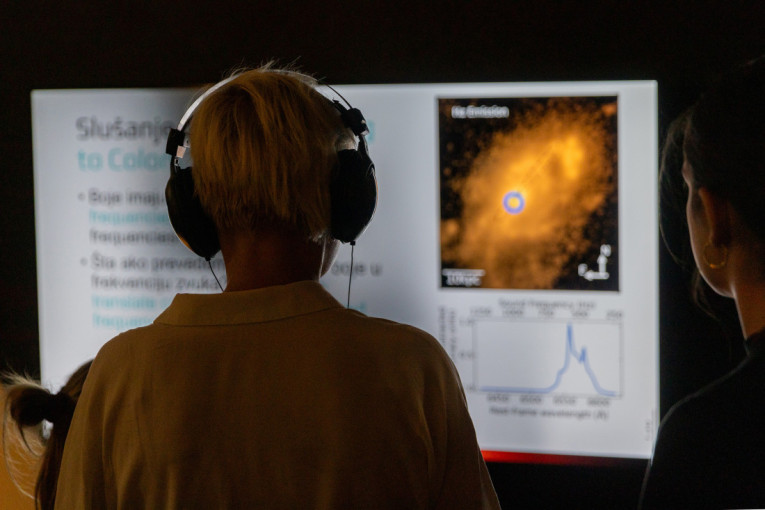 Leteće perle, putovanja kroz vreme i AI eksperimenti: Spektakl u 16 gradova Srbije, ulaz besplatan!