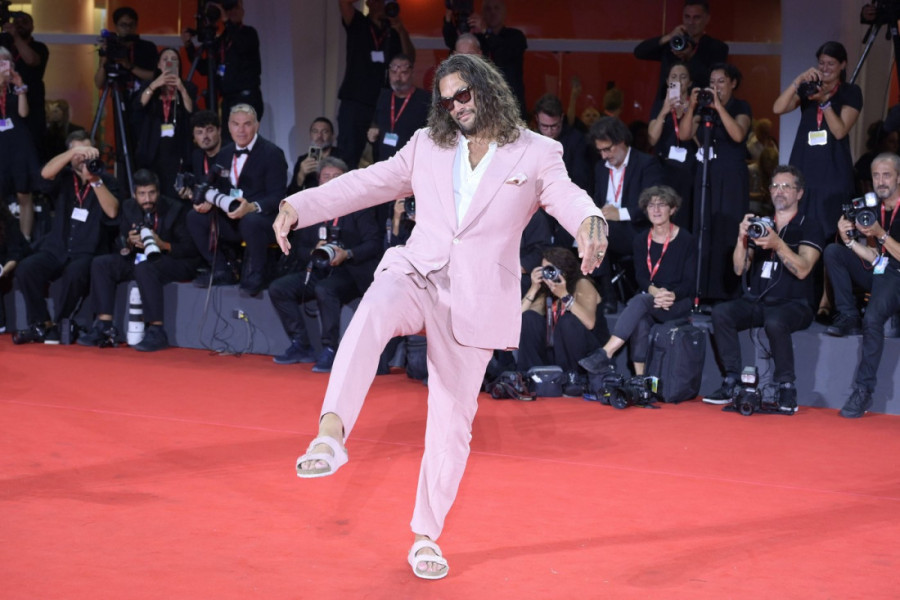 To može samo on: Džejson Momoa šokirao je Veneciju lakiranim noktima i bizarnim izborom obuće (FOTO)