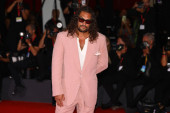 To može samo on: Džejson Momoa šokirao je Veneciju lakiranim noktima i bizarnim izborom obuće (FOTO)