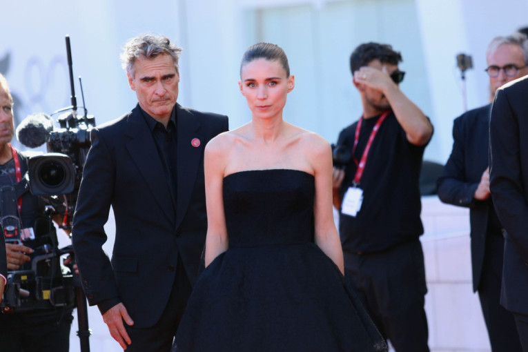 Glamur i sklad u Veneciji: Runi Mara i Hoakin Finiks su pravi modni tandem na crvenom tepihu (FOTO)