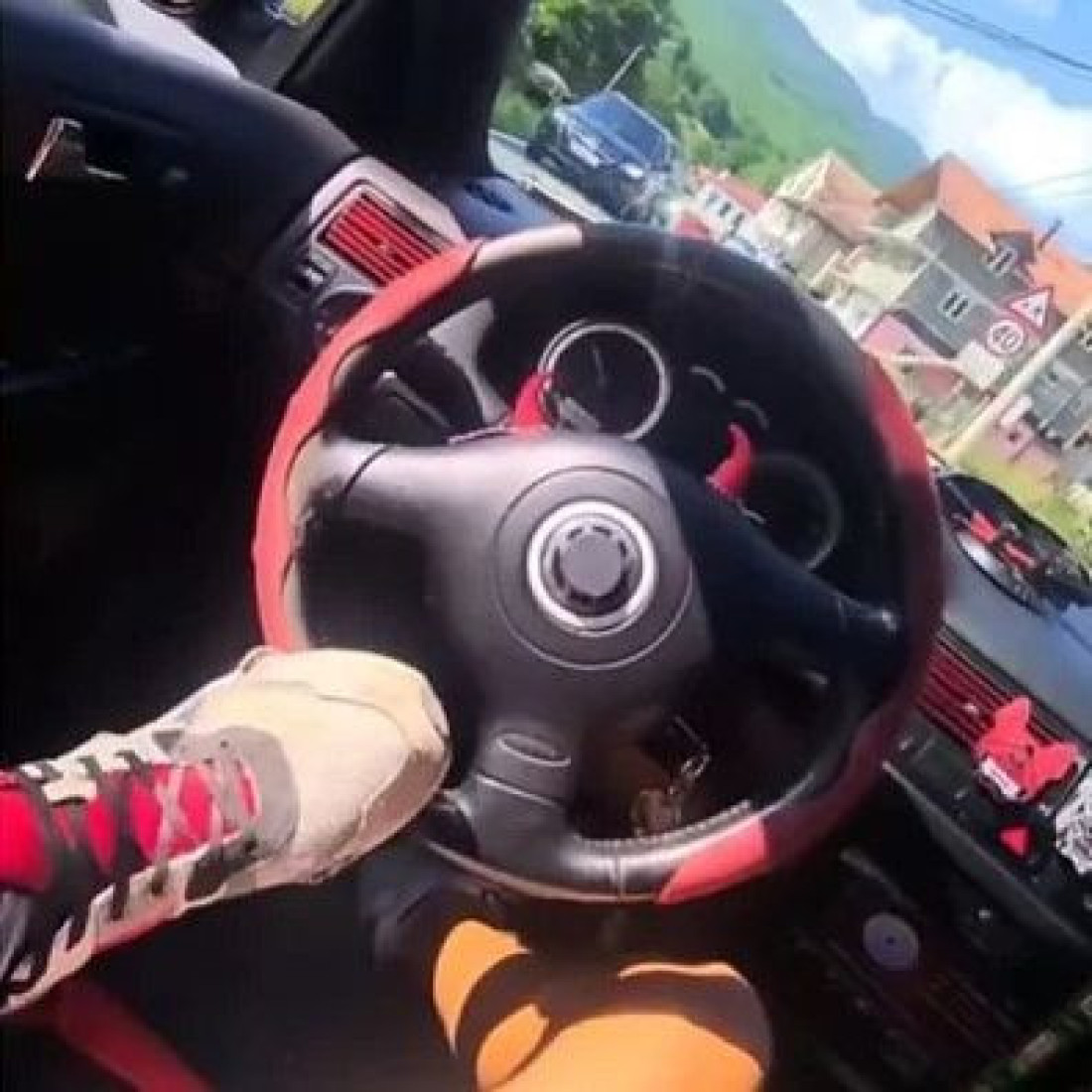 Divljao na putu: 200 na sat i to - nogom!