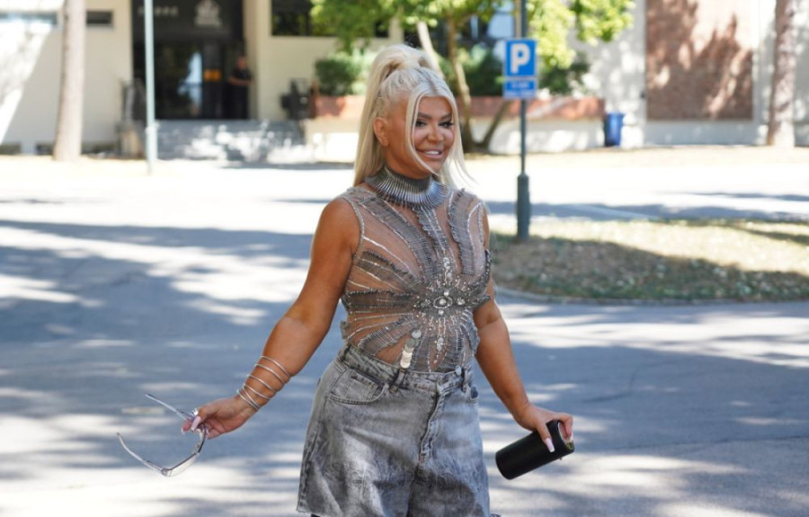 Aleksandra Bursać sa stomakom do zuba vežba u teretani! Suprug joj pravi društvo