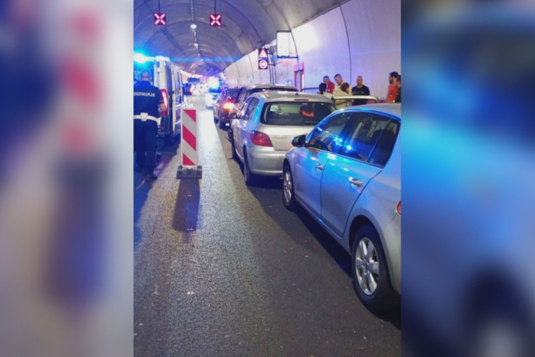 Troje povređeno u lančanom sudaru u tunelu Laz: Jedno vozilo stalo u traci, a druga dva naletala na njega (FOTO)