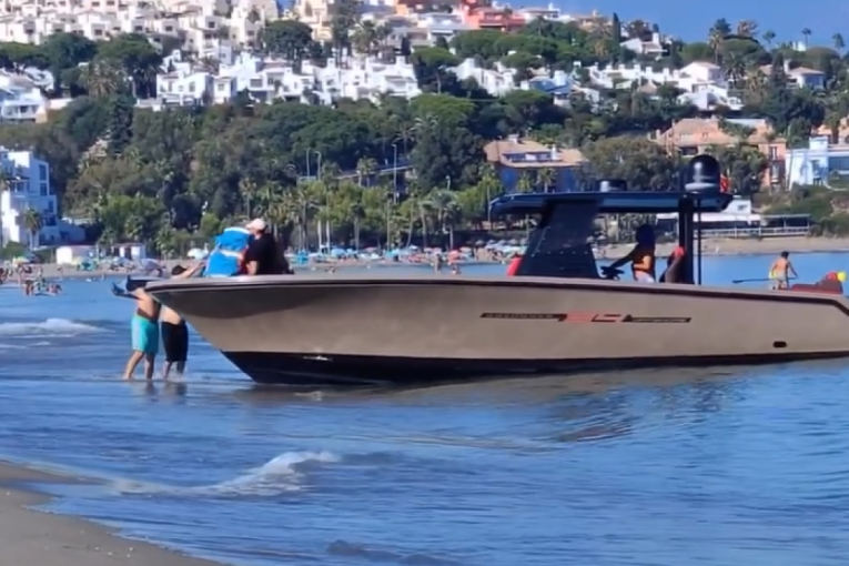 Neverovatna scena na plaži: Šverceri usred dana istovarali drogu sa jahte dok su se deca u blizini kupala (VIDEO)
