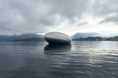 Ogromno je i pluta fjordom kao crno jaje: Norvežani otkrili šta se krije unutra