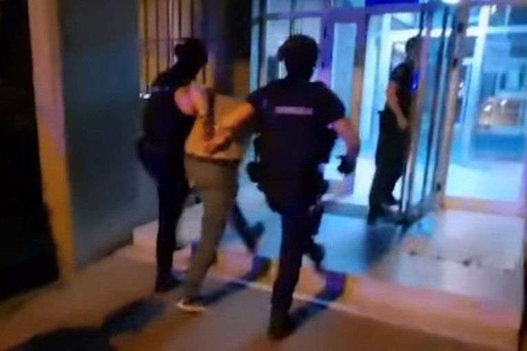 Ovako je "pao" osumnjičeni za ubistvo Dejana Mirkovića: Policija ga sa lisicama uvela u stanicu (VIDEO)