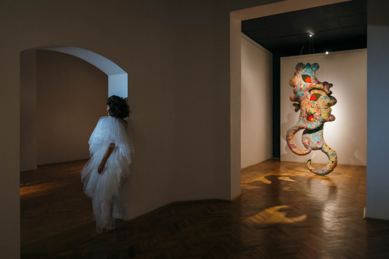 Slike kao da šapuću jedna drugoj: Čudesna izložba "Salivanje snage" Jelene Blečić (FOTO)