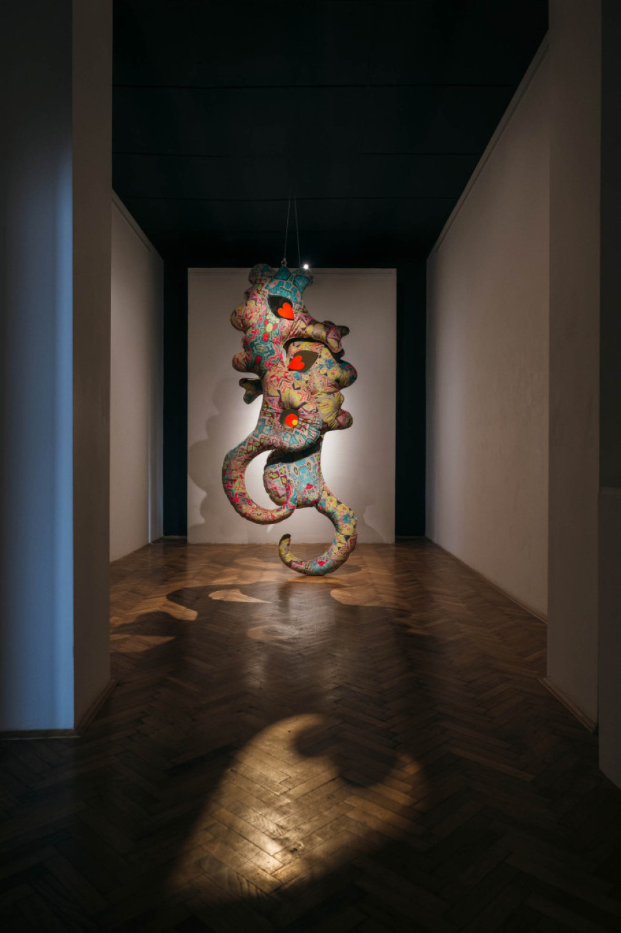 Slike kao da šapuću jedna drugoj: Čudesna izložba "Salivanje snage" Jelene Blečić (FOTO)