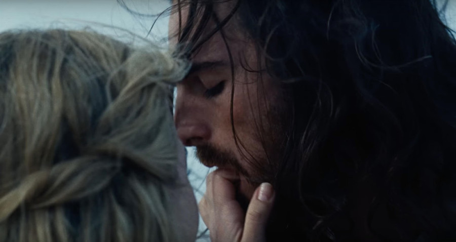 Džejkob Elordi perverzno zavodi Margo Robi u novim "Orkanskim visovima": Prvi trejler prepun šokantnih scena (FOTO/VIDEO)