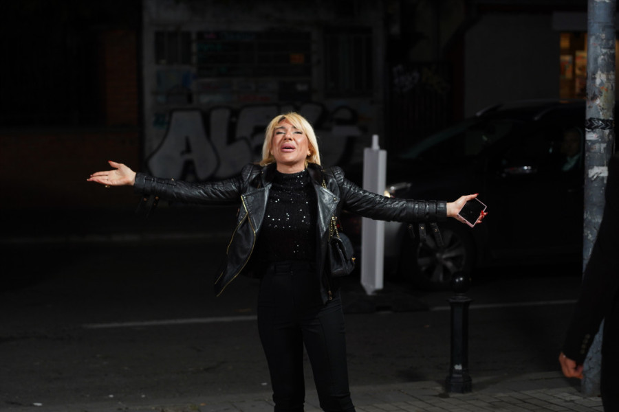 Voditeljka u 52. godini izgleda kao avion: Preplanulo telo i mini-bikini, mami uzdahe! (FOTO)