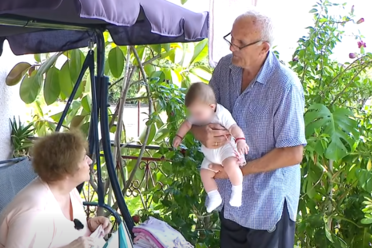Sonja (57) i Marko (69) dobili bebu posle više od dve decenije pokušavanja: Ljudi ih nazivaju sebičnima, a ona otkrila pravu istinu (VIDEO)