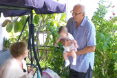 Sonja (57) i Marko (69) dobili bebu posle više od dve decenije pokušavanja: Ljudi ih nazivaju sebičnima, a ona otkrila pravu istinu (VIDEO)