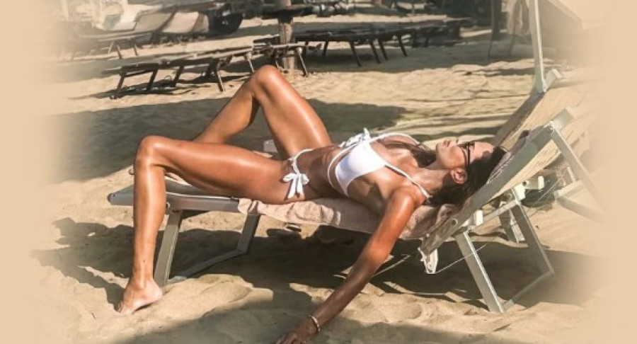 Voditeljka u 52. godini izgleda kao avion: Preplanulo telo i mini-bikini, mami uzdahe! (FOTO)