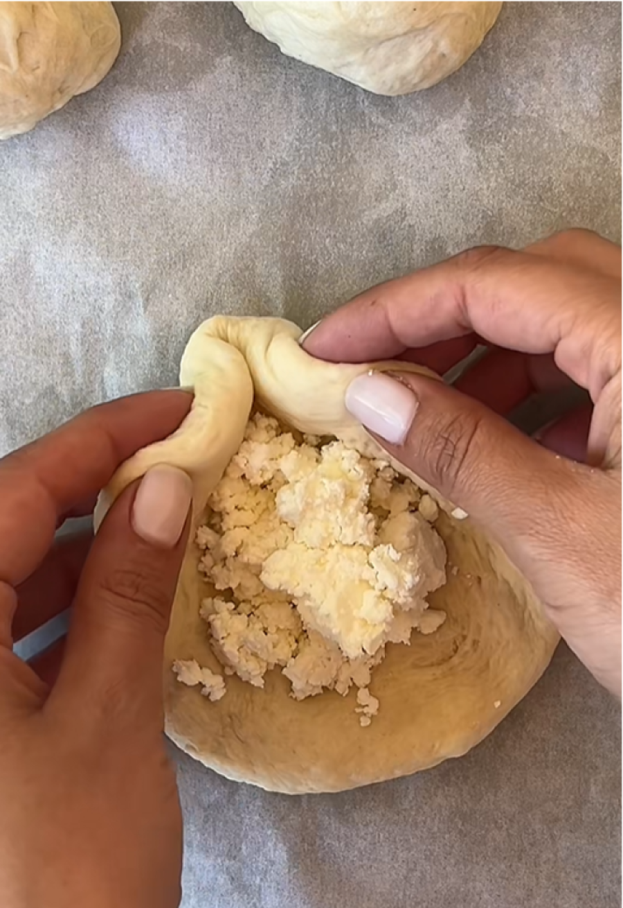 Recept dana: Hrskavo pecivo sa fetom i medom, slatko-slana čarolija iz rerne koju nećete moći da prestanete da jedete