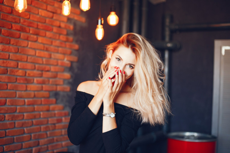 Moć crvenog manikira: Teorija koja je ponovo zaludela TikTok otkriva tajnu zavođenja