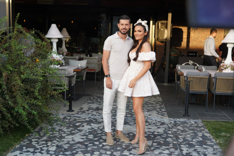 "Najteže mi je kad plače za mnom!" Tamara Milutinović progovorila o porodici, njen tata doneo nesvakidašnji poklon unuci