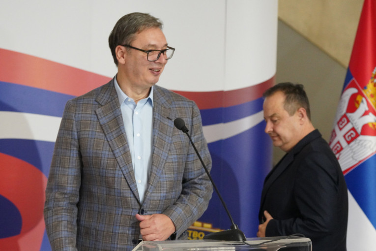 Blokaderi od rektorata u Novom Sadu napravili svinjac (VIDEO)