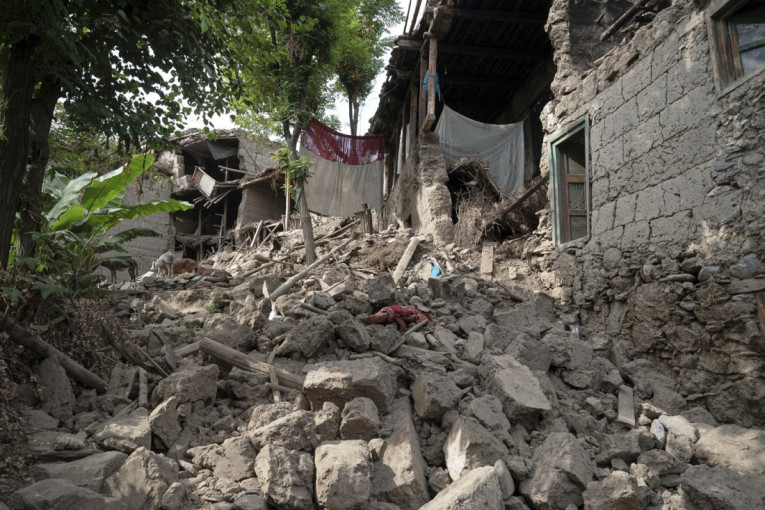 Ne prestaje da se trese! Dok se mrtvi broje, novi zemljotres dodatno razorio Avganistan (VIDEO)