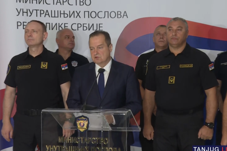 Bačen je topovski udar na policiju! Dačić o neredima u Novom Sadu: Jednom policijskom službeniku otet pištolj