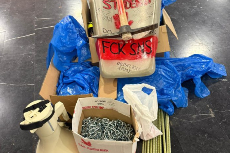 Pronađeno oružje kojim su blokaderi teroristi napadali policiju! U Rektoratu sekire, noževi, palice, baklje, topovski udari... (FOTO/VIDEO)