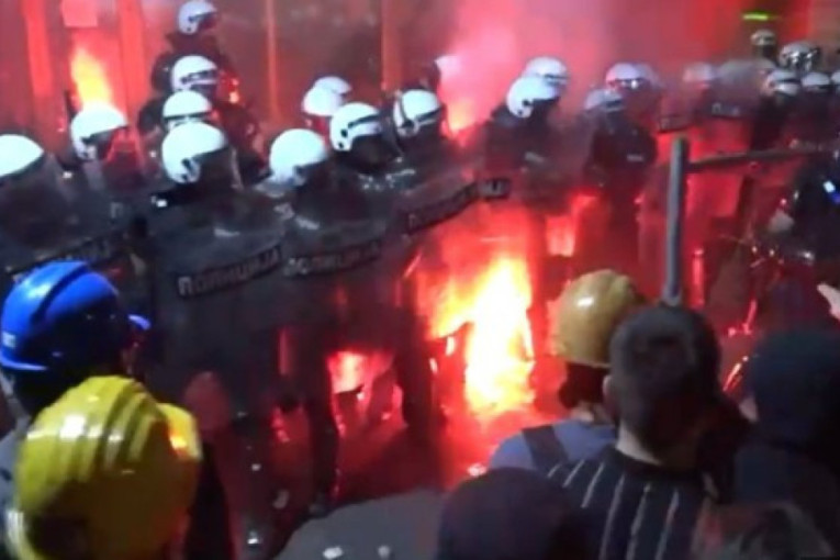 Blokaderi očajnički pokušavaju da spreče sopstveno gašenje: Izazivaju paniku lažnim informacijama o upotrebi gasa