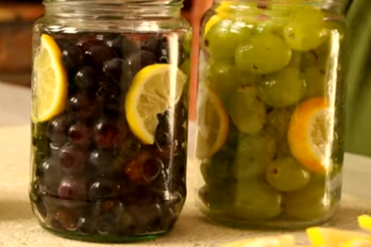 Grožđe iz tegle: Neobična zimnica koja ide uz mnoga jela (RECEPT)