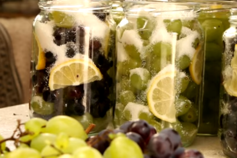 Grožđe iz tegle: Neobična zimnica koja ide uz mnoga jela (RECEPT)