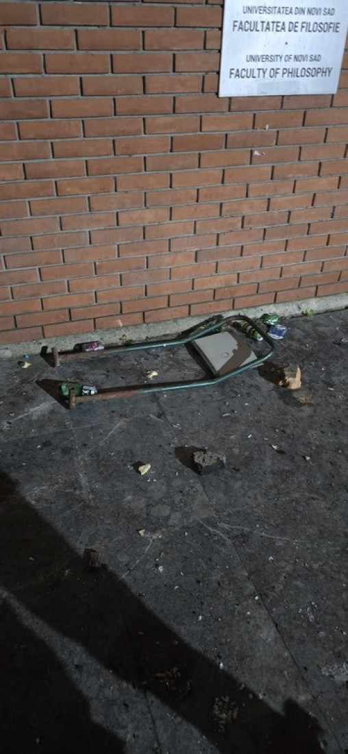 Dekanat novosadskog Filozofskog fakulteta: Žalimo jer nisu hteli da nas poslušaju da sve protekne mirno (FOTO/VIDEO)