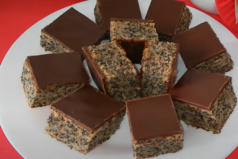 Recept dana: Kolač sa makom i jabukama, niko neće moći da odoli njegovom nestvarnom ukusu