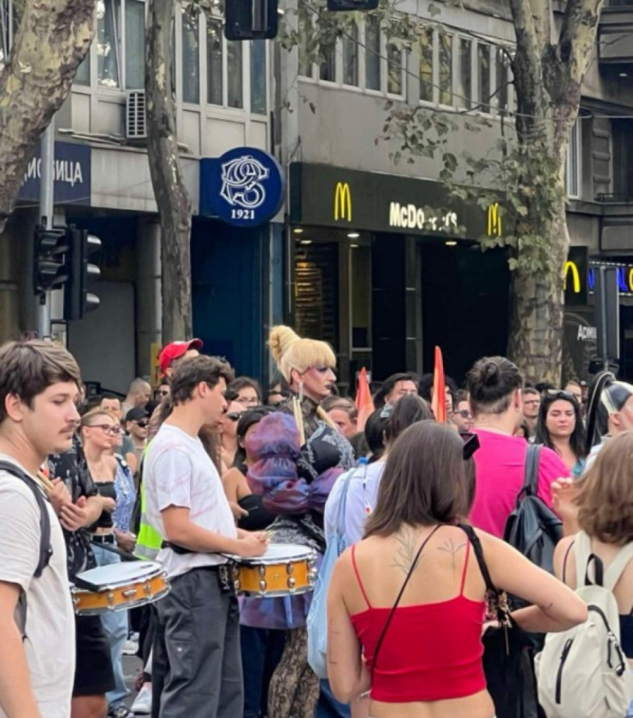 Šok na blokaderskom Prajdu: Odavanje poštovanja ili provokativni performans? (FOTO)