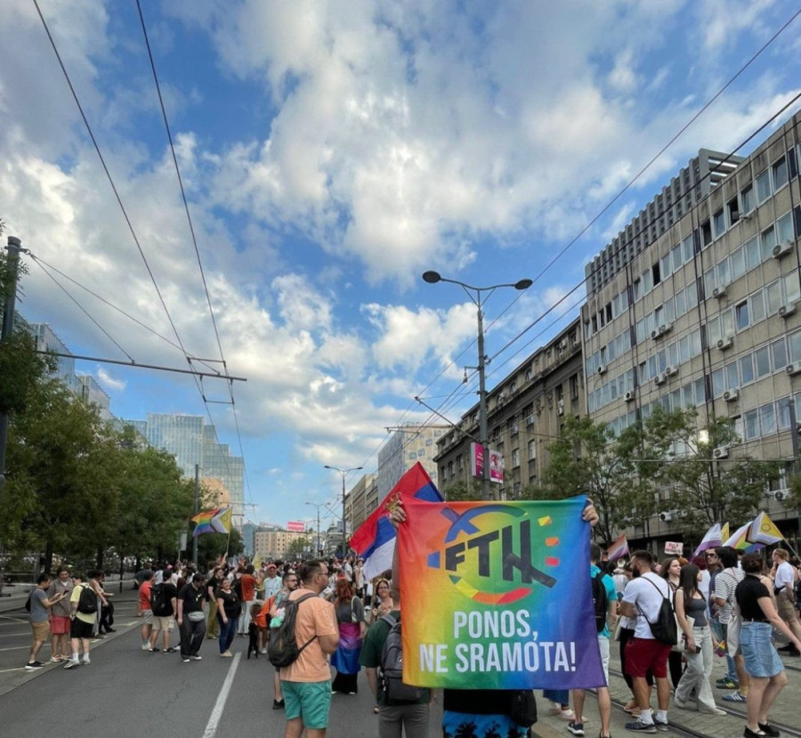 "Ljubav se puni na pumpi": Blokaderski Prajd u Beogradu pretvoren u cirkus! Hrvatska šahovnica i političari u prvom planu, a tek parole...