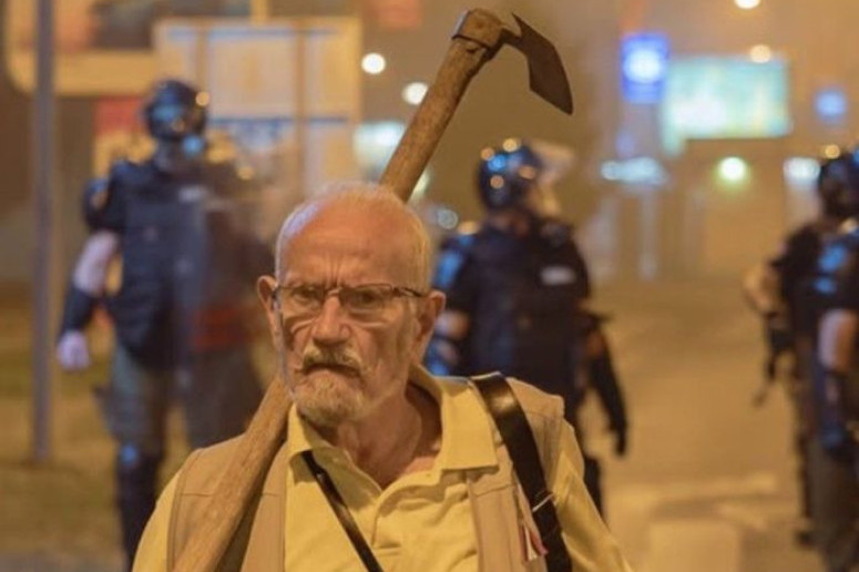 N1 opet laže! "Deka" sa motikom zapravo poznati aktivista - napao policiju, a snimak demantuje sve laži!