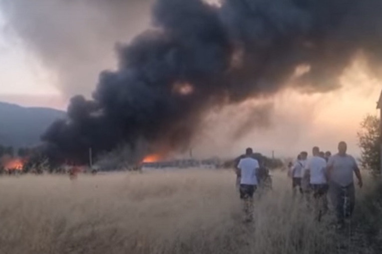 Požar u Severnoj Makedoniji: Vatrogasci zaglavljeni u rastopljenom šećeru, povređeno četvoro (VIDEO)