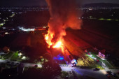 Jeziv požar u Loznici: Izgorela fabrika do temelja, vatrogasci sprečili ogromnu tragediju (FOTO)