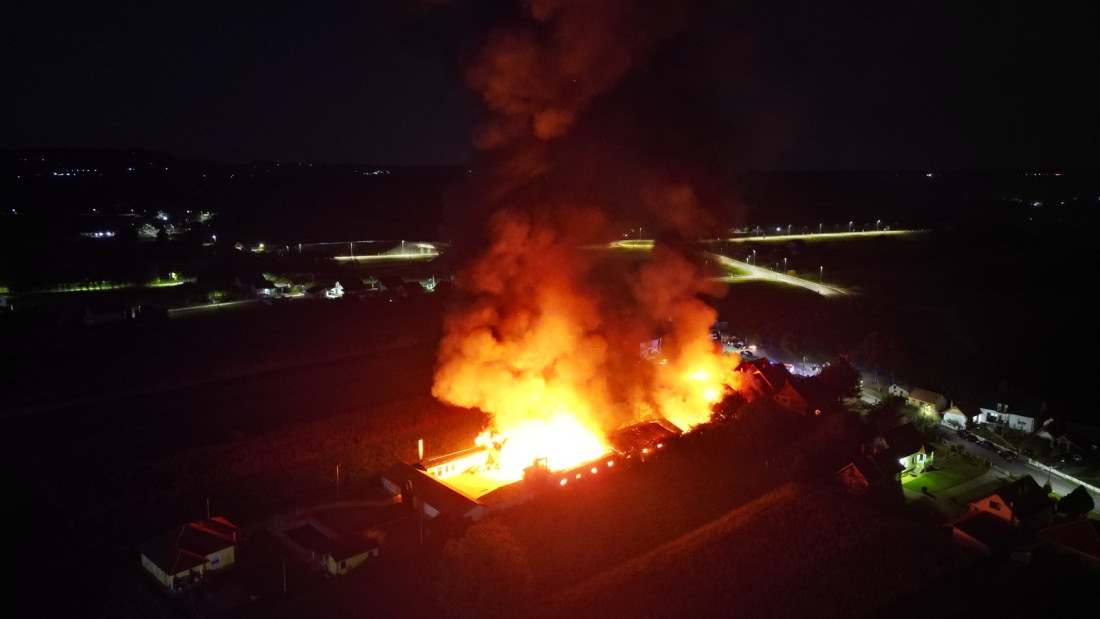 Jeziv požar u Loznici: Izgorela fabrika do temelja, vatrogasci sprečili ogromnu tragediju (FOTO)