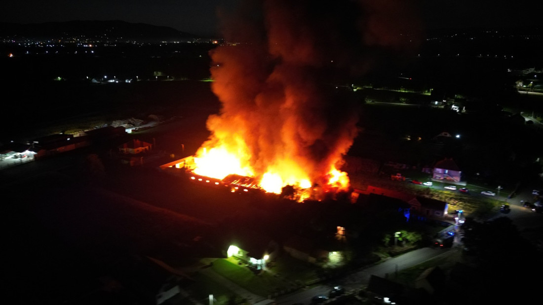 Jeziv požar u Loznici: Izgorela fabrika do temelja, vatrogasci sprečili ogromnu tragediju (FOTO)