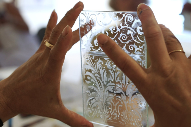 Stakloterapija za oslobađanje od stresa: Hit u Americi i Nemačkoj, a sada se i u Srbiji možete lečiti na ovaj način