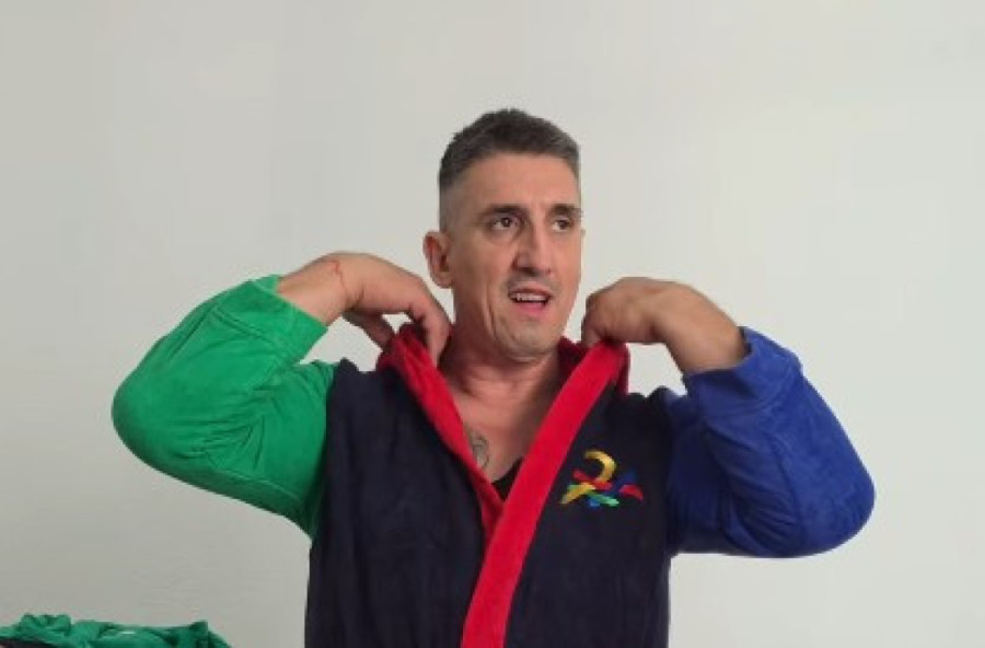 Kakva guza, kao jabuka! Pevačica pokazala obline, bezobrazno pozira! (FOTO)