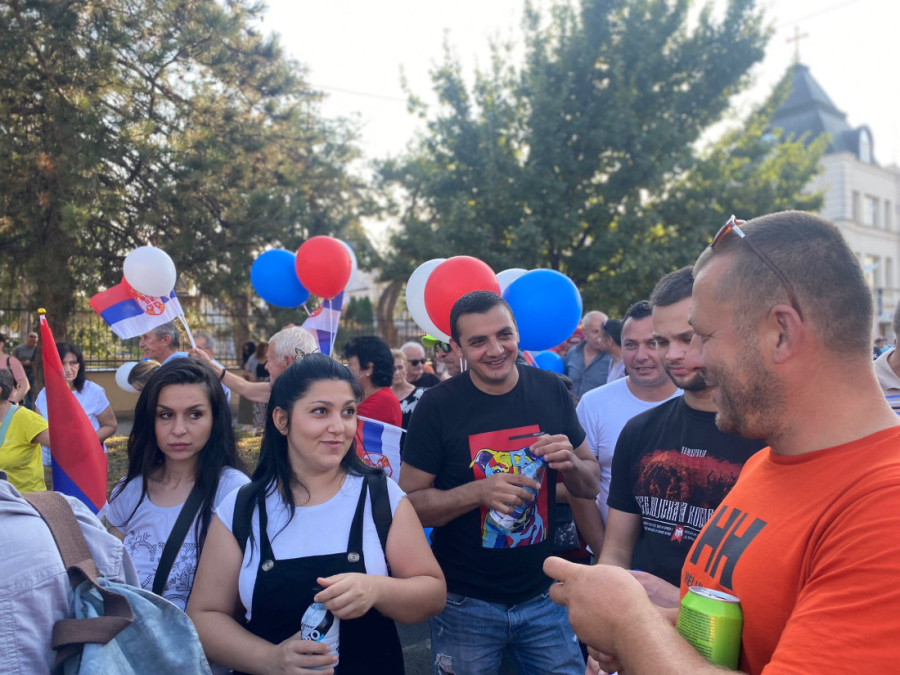 Dve Srbije! Blokaderi napadaju ljude sa decom, a pristojni ljudi šire ljubav i slogu! (VIDEO)