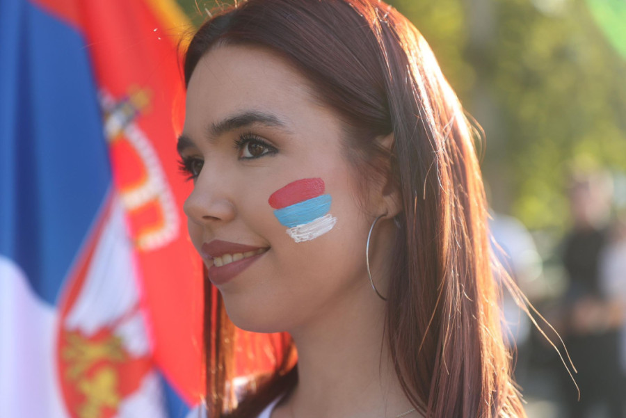 Dve Srbije! Blokaderi napadaju ljude sa decom, a pristojni ljudi šire ljubav i slogu! (VIDEO)