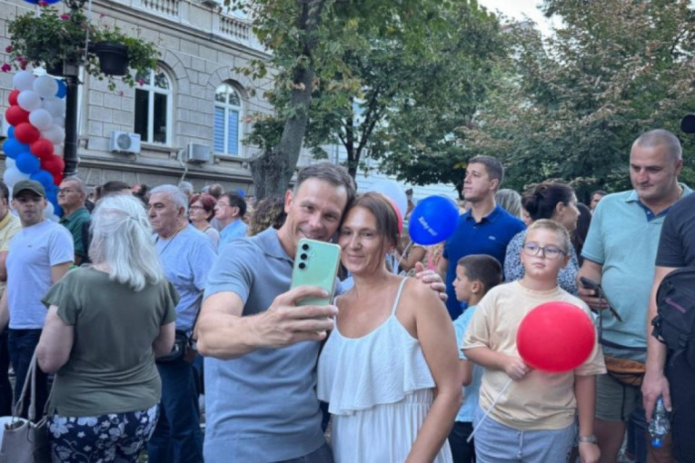 Siniša Mali sa građanima protv blokada u Zemunu: Borićemo se za Srbiju upravo na ovaj način, mirom i stabilnošću (FOTO/VIDEO)